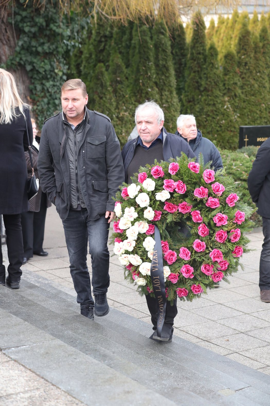 Horst Siegl prohodil několik slov s Ladislavem Vízkem.