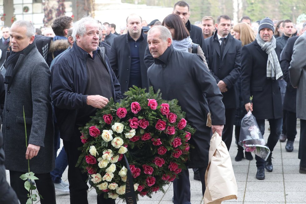 Ladislav Vízek a Petr Rada před strašnickým krematoriem.