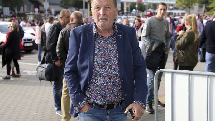 V září bylo patrné, že s trenérem Josefem Pešicem není vše v pořádku. Rakovinu se mu nepodařilo porazit.