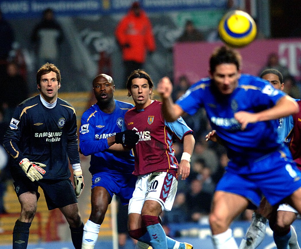 2006. V utkání Premier League Aston Villa - Chelsea se potkali spoluhráči z české reprezentace Milan Baroš a Petr Čech.