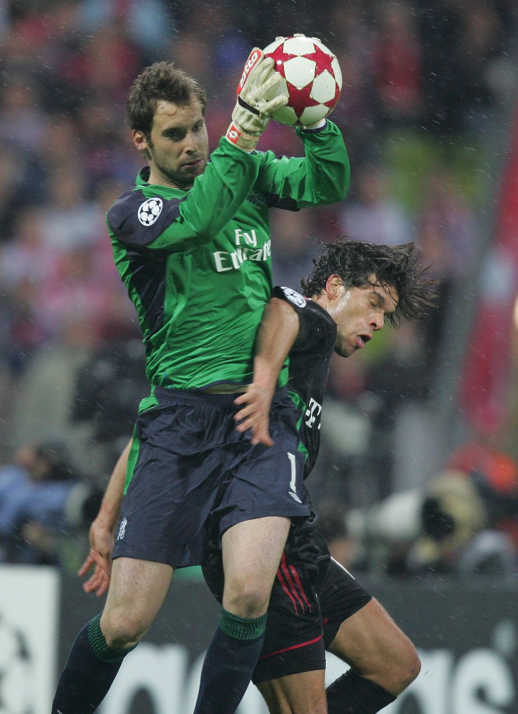 2005. Petr Čech v dresu Chelsea při utkání Ligy mistrů na stadionu Bayernu Mnichov.