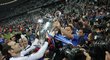 Petr Čech si užívá triumf Chelsea v Lize mistrů po finálovém vítězství nad Bayernem Mnichov