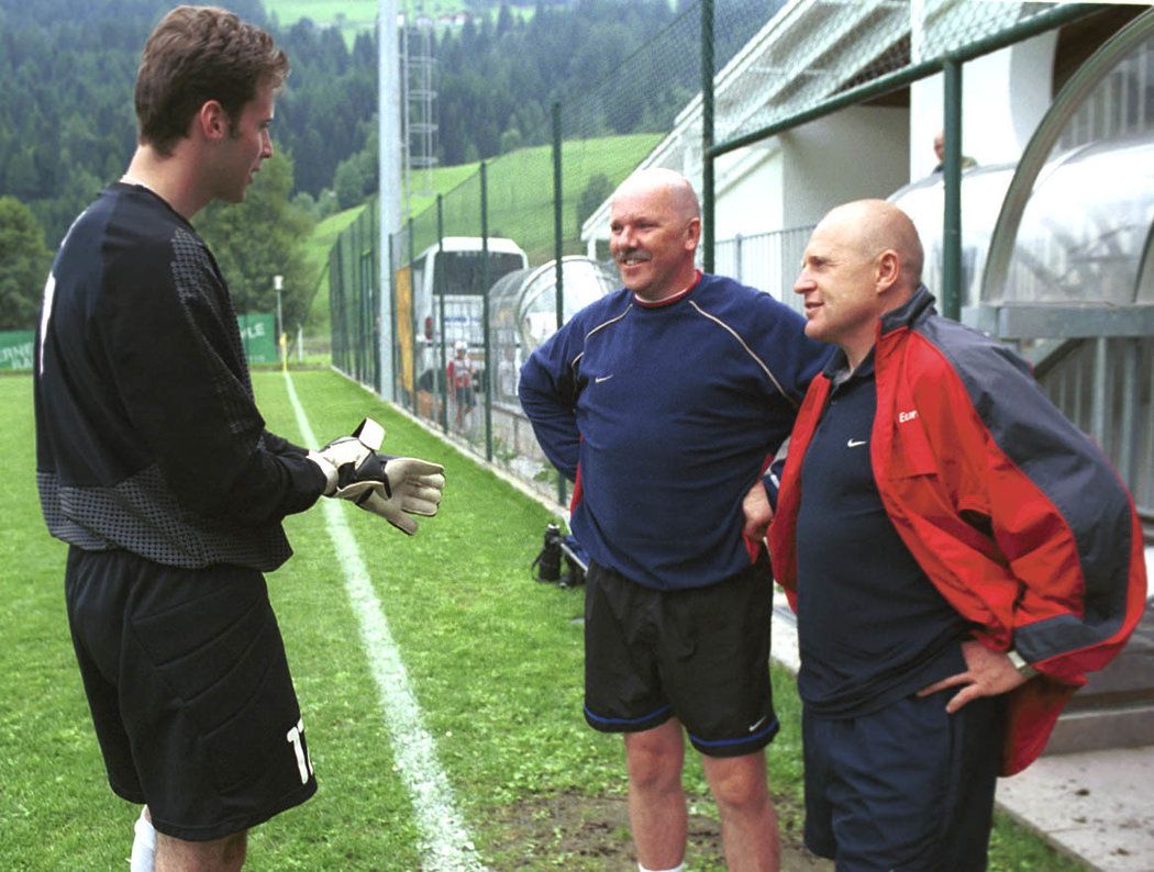 2001. Petr Čech už jako hráč Sparty na soustředění v Rakousku s masérem Eduardem Poustkou a trenérem Jaroslavem Hřebíkem.