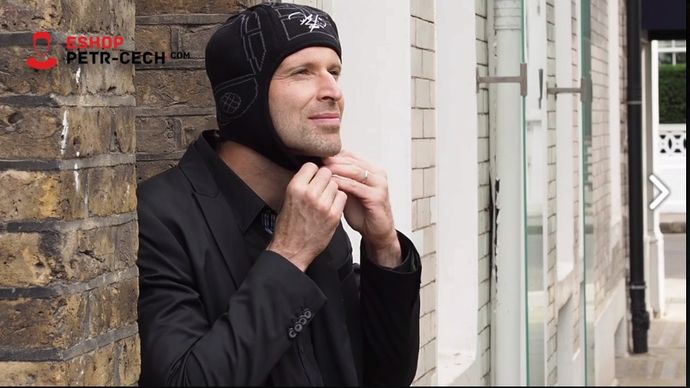 Petr Čech představuje čepici ve tvaru helmy.