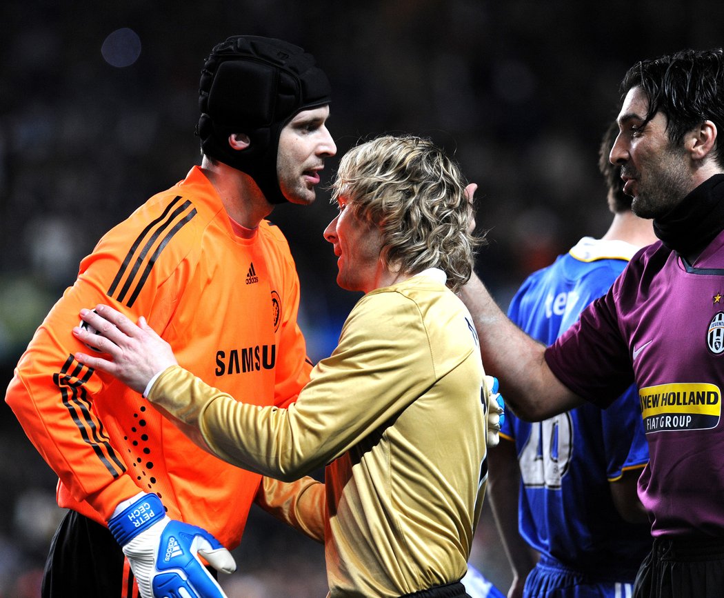 2009. Petr Čech s Chelsea po utkání Ligy mistrů proti Juventusu. Pozdravil se s Pavlem Nedvědem i Gianluigim Buffonem.