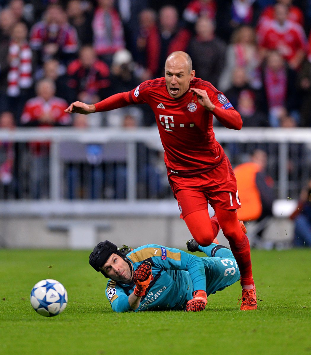 2015. Petr Čech hájil branku Arsenalu v utkání Ligy mistrů na Bayernu Mnichov i proti Arjenu Robbenovi.