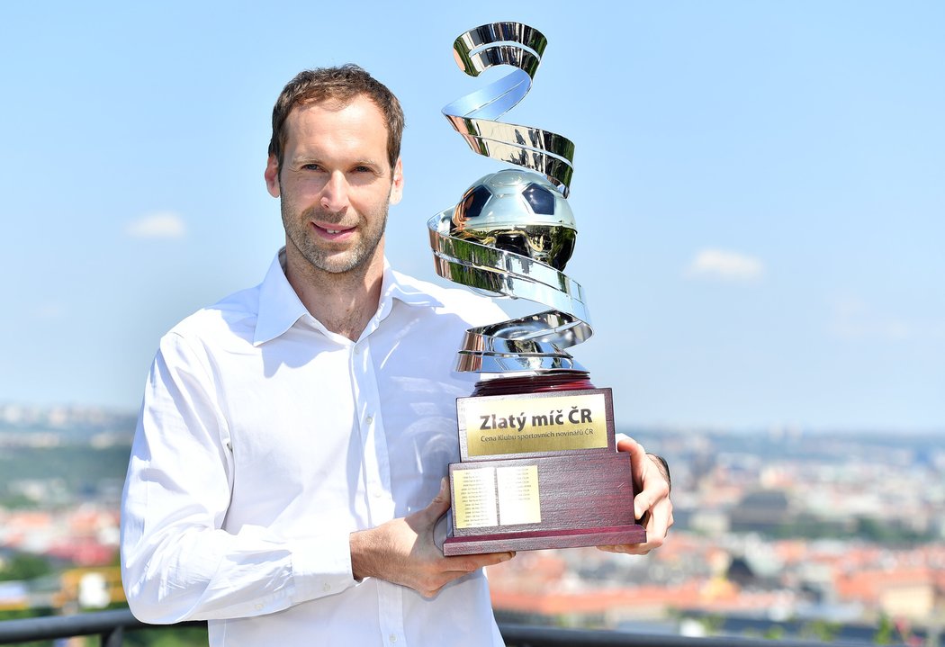 2018. Petr Čech s trofejí pro vítěze ankety Zlatý míč ČR, celkově ji získal dvanáctkrát.