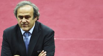 Platini se i ve VIP salonu díval na fotbal jako muž v kopačkách