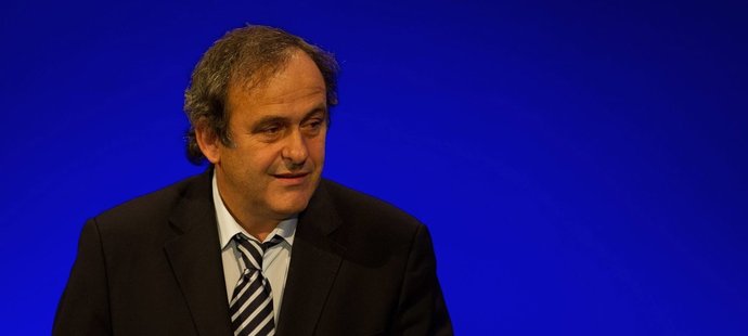 Předseda UEFA Michel Platini na kongresu, kde Gibraltar přijali do fotbalové rodiny