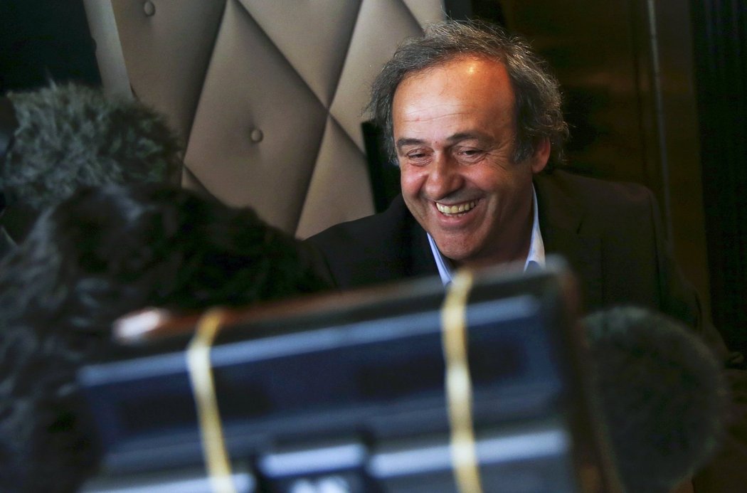 Prezident UEFA Michel Platini přichází s úsměvem na krizovou schůzku v Curychu