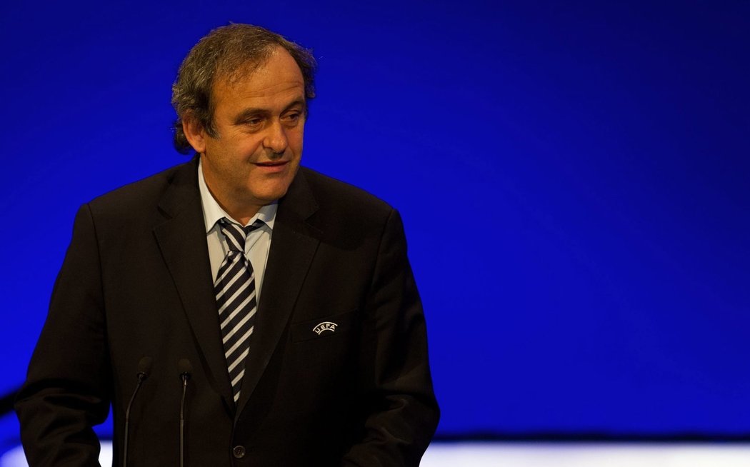 Předseda UEFA Michel Platini na kongresu, kde Gibraltar přijali do fotbalové rodiny