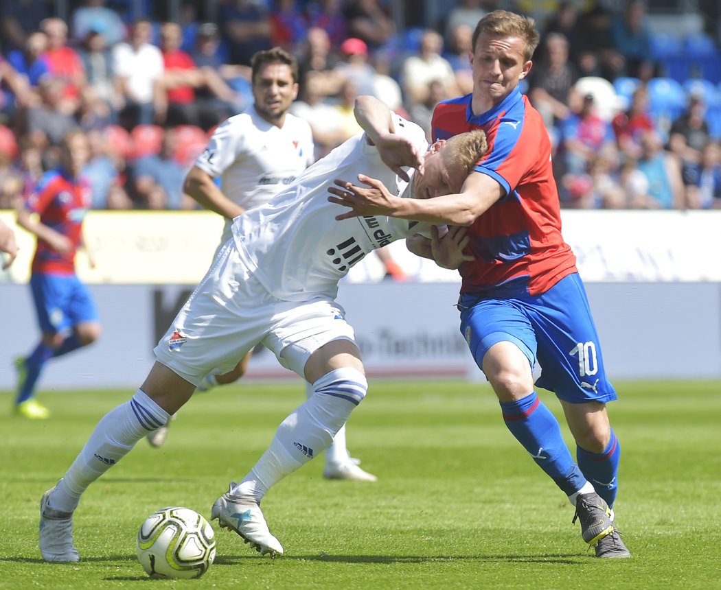 Václav Procházka z Baníku se snažil protlačit přes plzeňského Jana Kopice