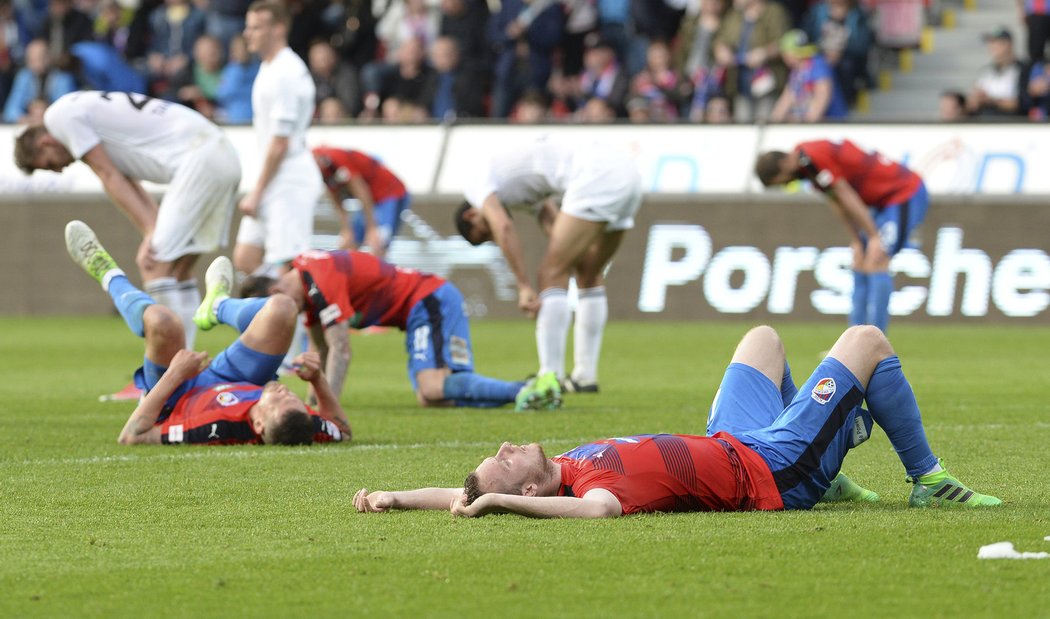 Zklamání na obou stranách. Svěšené hlavy měly fotbalisté Plzně i Mladé Boleslavi.