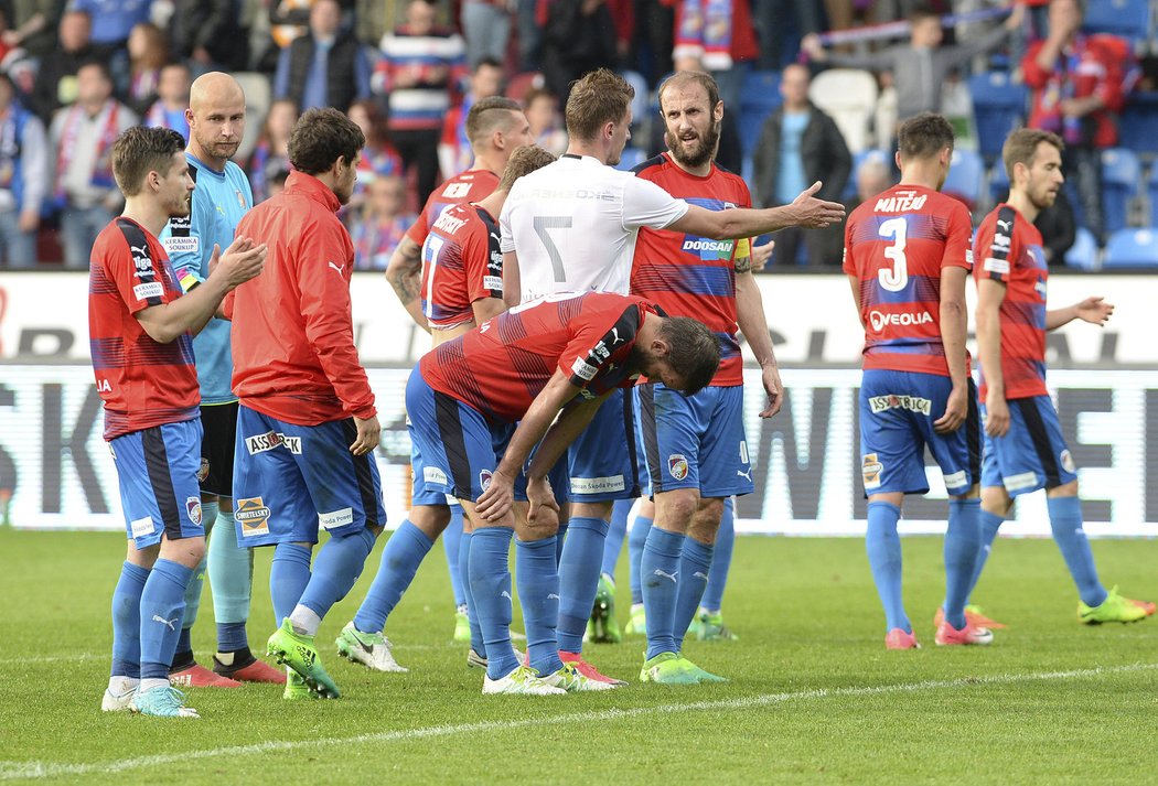 Zklamaní fotbalisté Plzně po remíze s Mladou Boleslaví 3:3