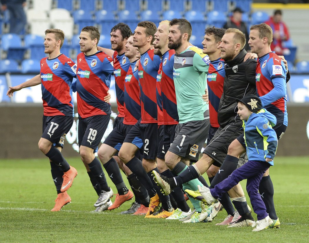 Fotbalisté Plzně slaví s fanoušky výhru nad Brnem