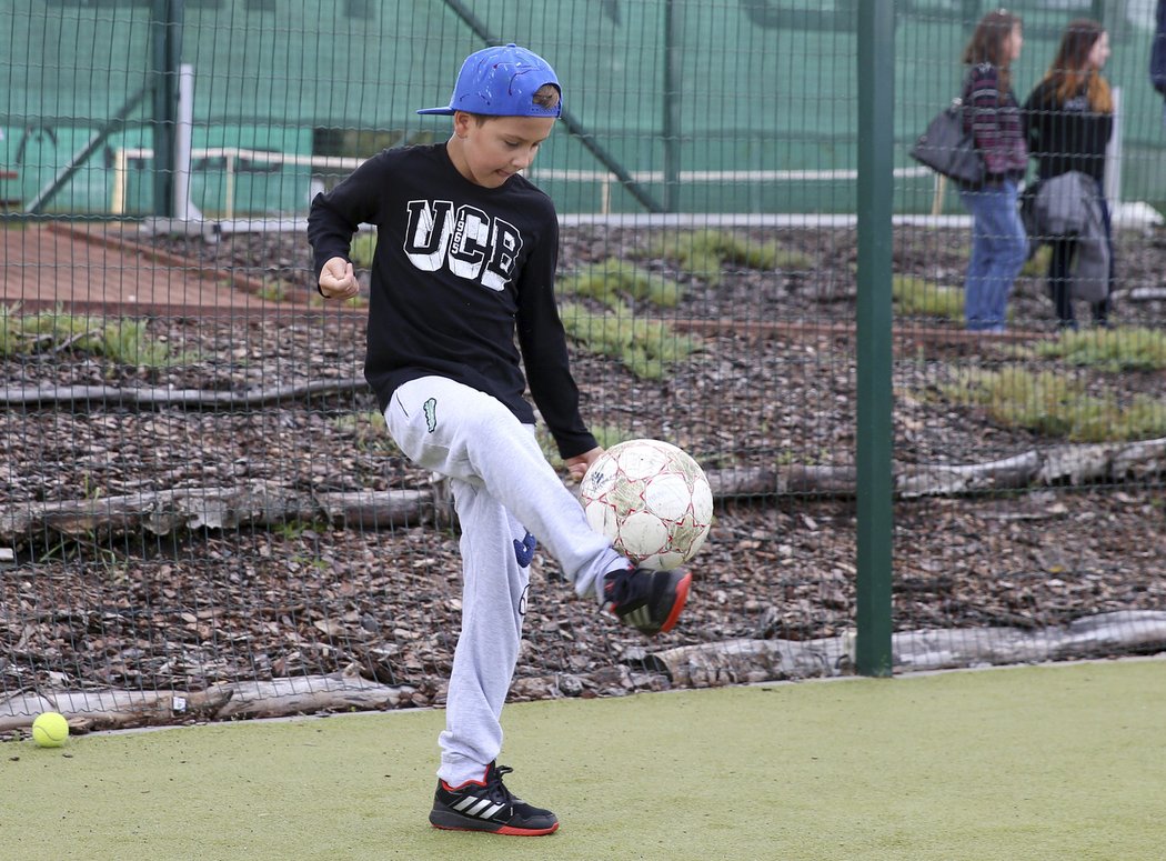 Čišovského syn ukazuje své fotbalové dovednosti.