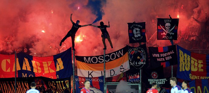 Fanoušci CSKA Moskva vyváděli i během utkání.