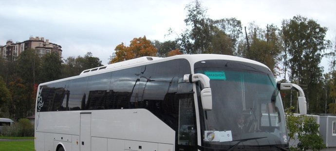 Autobus, kterým přijeli fotbalisté Plzně k předzápasovému tréninku v Petrohradu