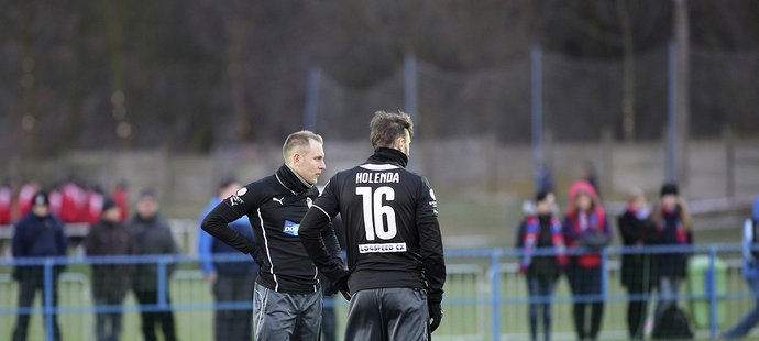 Daniel Kolář a Jan Holenda při výkopu utkání s Domažlicemi