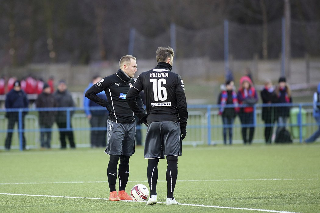 Daniel Kolář a Jan Holenda při výkopu utkání s Domažlicemi