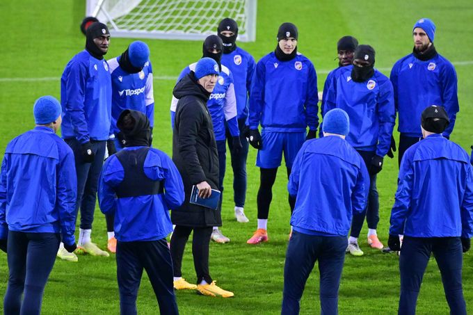 Plzeň hraje o čelo i třetí postup. Trenér Freiburgu zdravil Daridu a mluvil o Krmašovi Plzeň hraje o čelo i třetí postup. Trenér Freiburgu zdravil Daridu a mluvil o Krmašovi