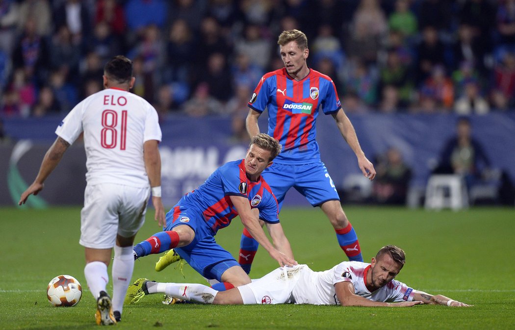 Plzeňský záložník Milan Kopič obral o míč Tomáše Pekharta z Hapoelu Beer Ševa