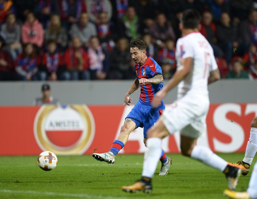 Milan Petržela právě napřahuje ke střele, která skončila gólem. Plzeň vedla 1:0.