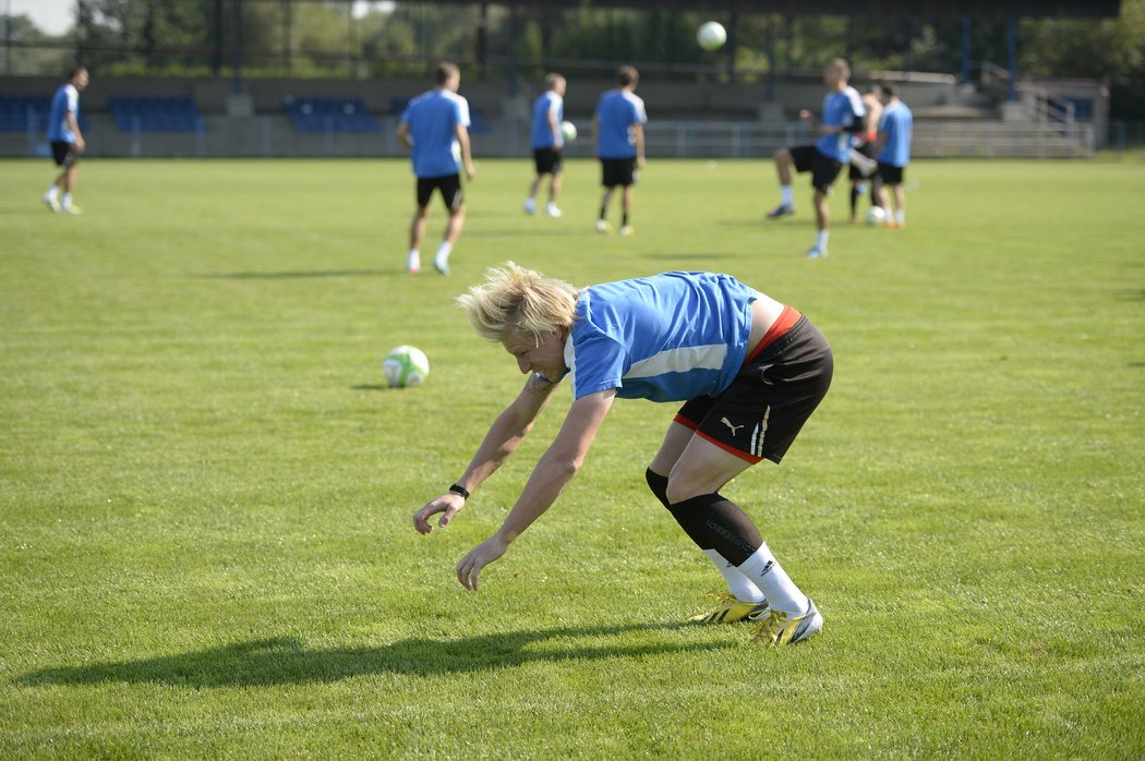 František Rajtoral se snaží napodobit kotoul kouče Pavla Vrby.