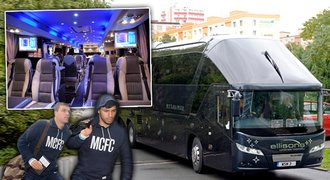 Fotbalisté City dorazili do Plzně: Mají autobus jak limuzínu!