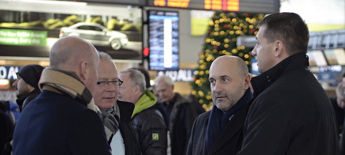 Bossové Plzně se sešli v hale před odletem do Manchesteru.