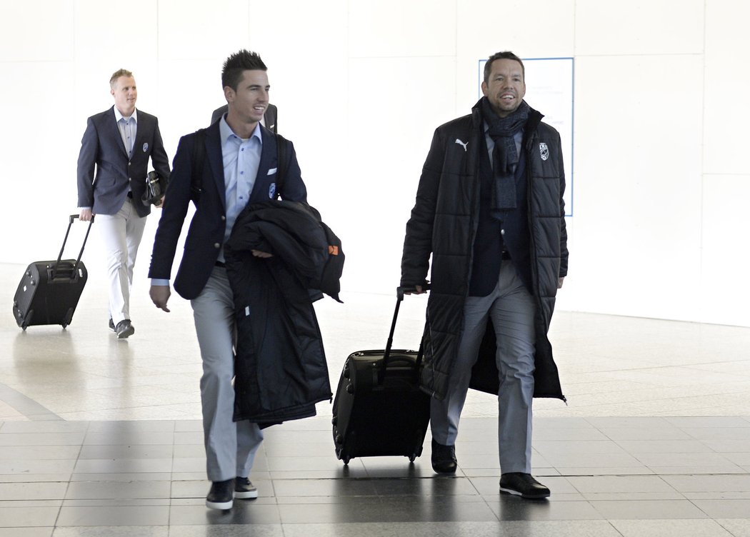 Fotbalisté Plzně přicházejí do letištní haly. Čeká je boj s Manchesterem City.