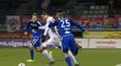 Plzeňský záložník Jan Kovařík si vykoledoval penaltu během první půle utkání v Olomouci