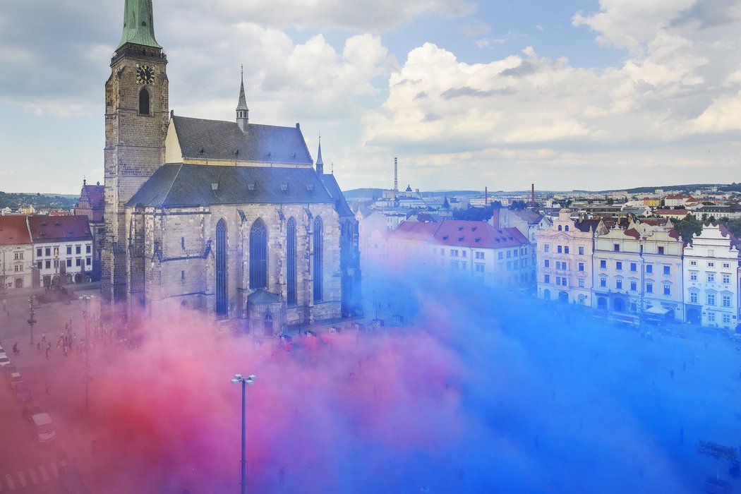 Fanoušci fotbalové Plzně na náměstí Republiky oslavují 110. výročí založení klubu