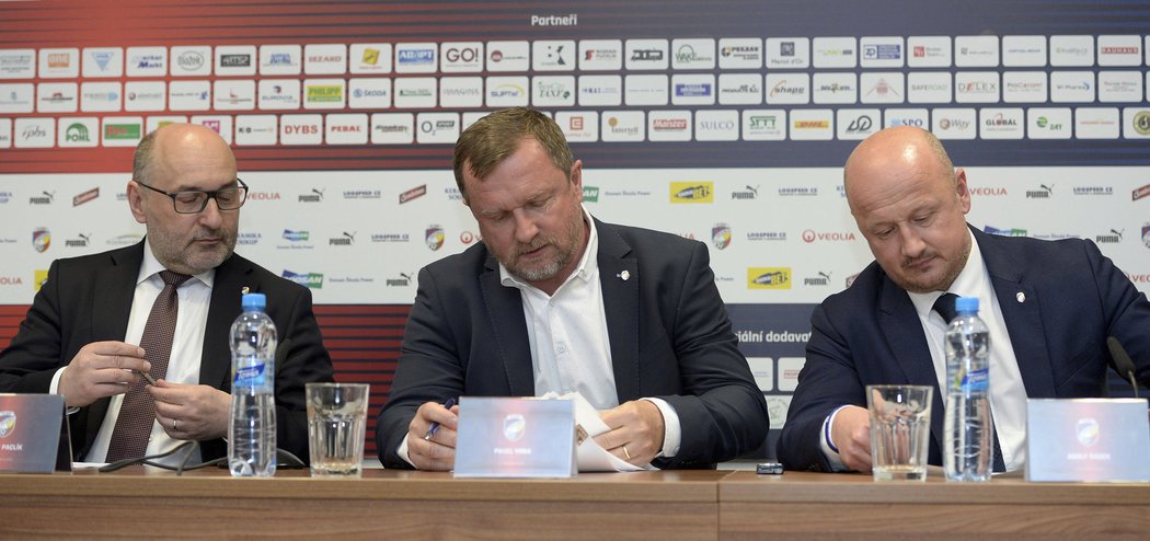 Pavel Vrba podepisuje smlouvu v Plzni. Za stolem s ním sedí klubový majitel Tomáš Paclík a generální manažer Adolf Šádek.