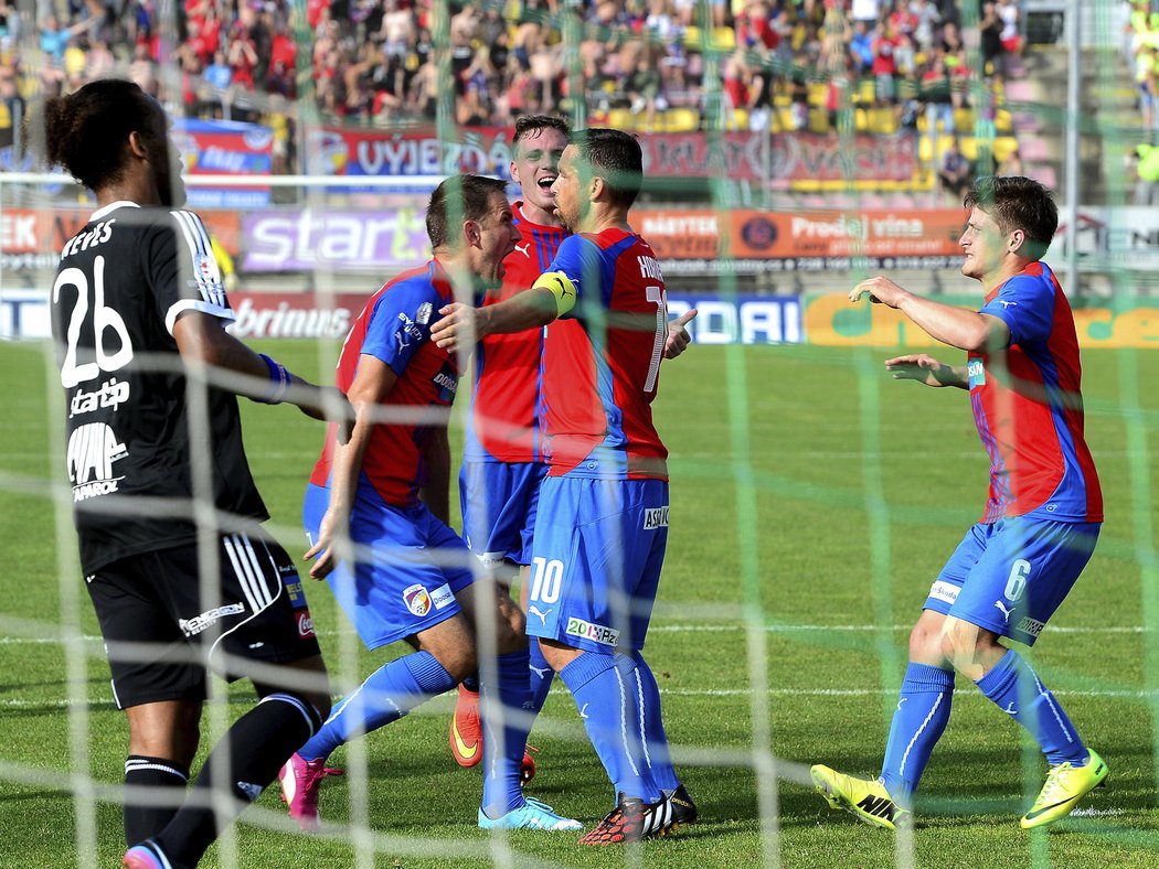 Fotbalisté Plzně se radují z gólu v příbramské síti