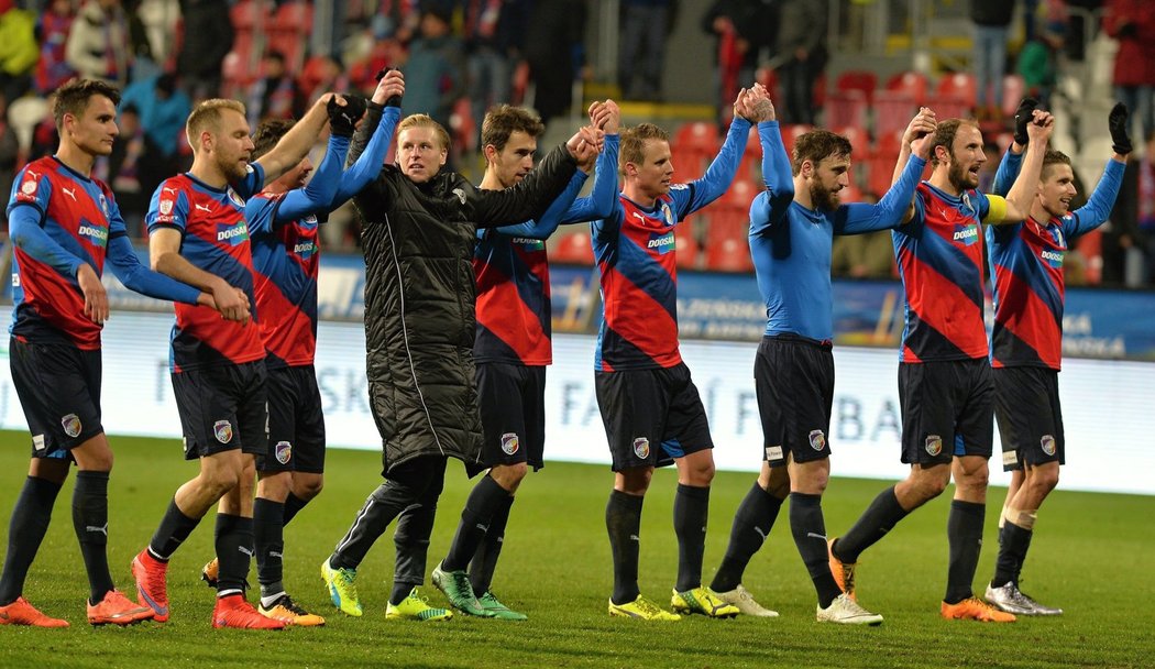 Plzeňští fotbalisté slaví vítězství 4:0 nad Příbramí