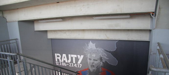 Poctu pro Františka Rajtorala vytvořili fanoušci z plzeňského kotle přímo na stadionu