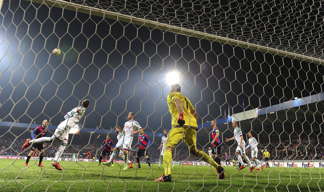 I před brankou Rapidu Vídeň bylo rušno