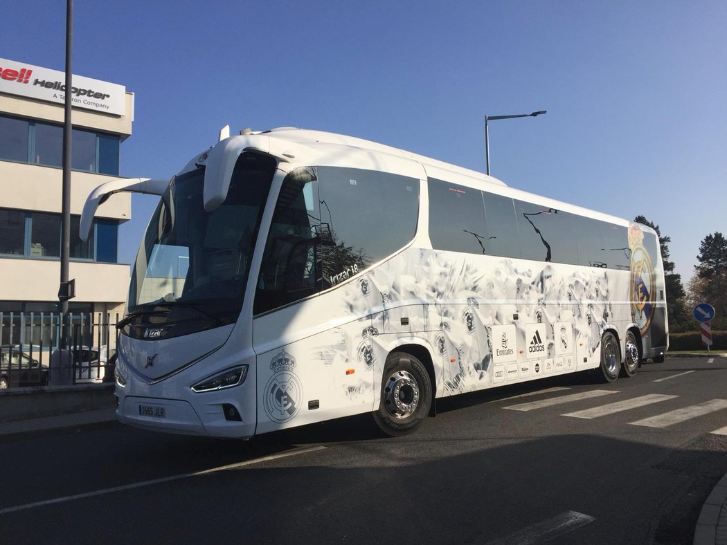 Autobus čeká na přílet fotbalistů Realu Madrid na pražském letišti