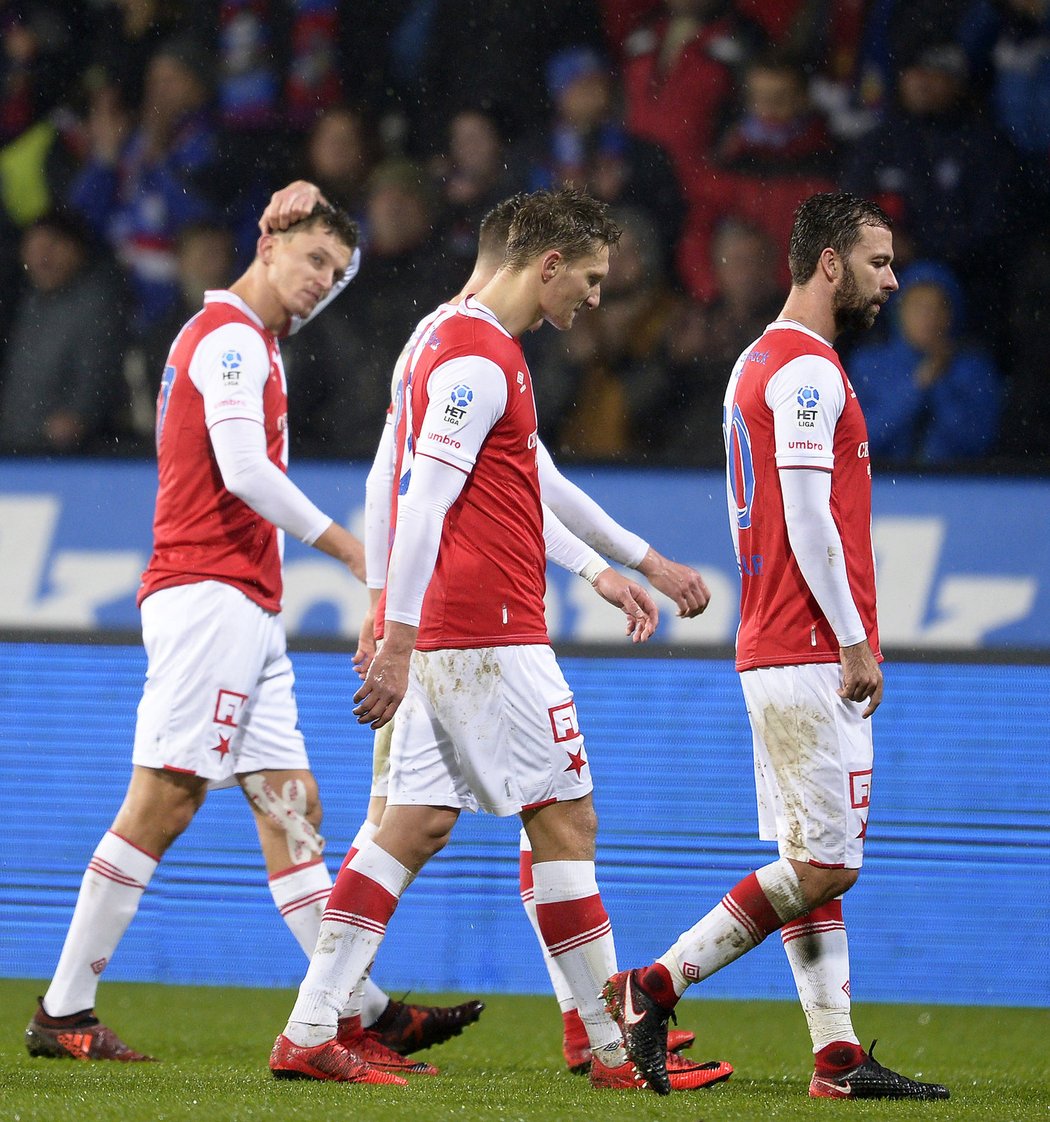 Smutní fotbalisté Slavie po porážce v Plzni