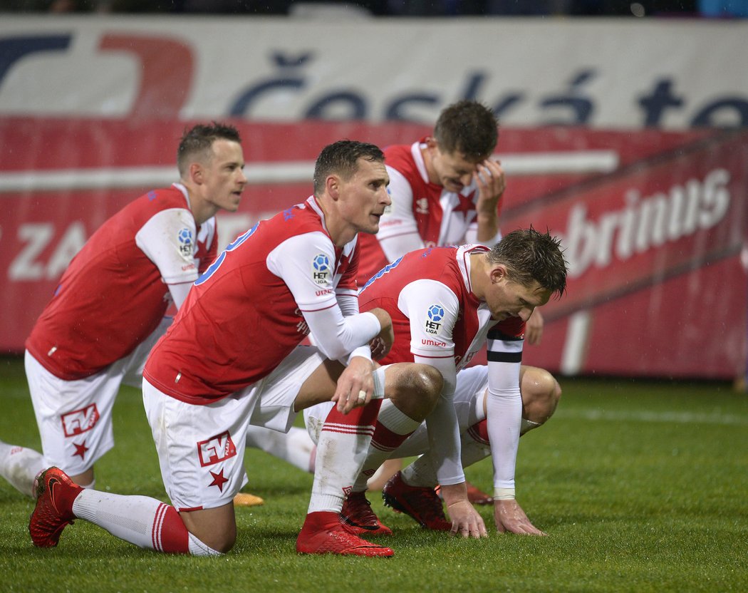 Smutní fotbalisté Slavie po porážce v Plzni