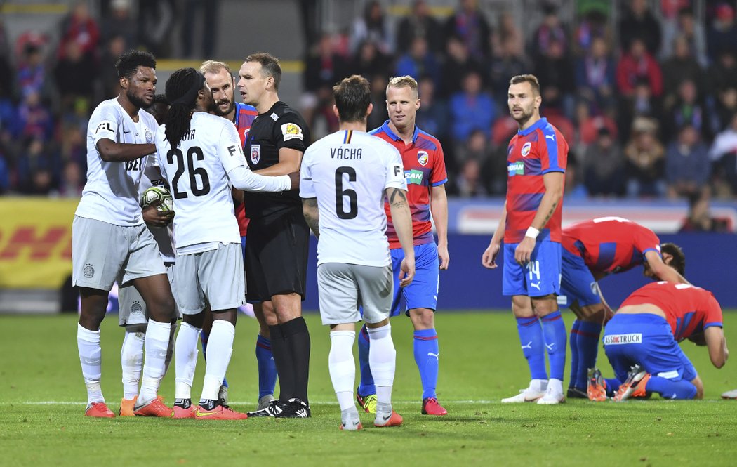 Diskuze s rozhodčím při šlágru Plzeň - Sparta (1:0)