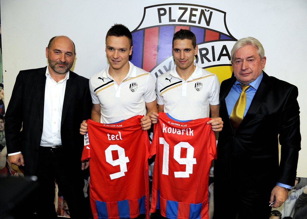 Po tiskové konferenci spolu pózují majitel Plzně Tomáš Paclík, Stanislav Tecl, Jan Kovařík a hráčský agent Pavel Paska