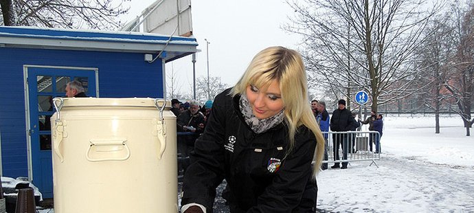 Při čekání na vstupenky se fanoušci mohli zahřát horkým čajem