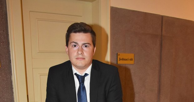 Daniel B. (23) skončil se zlomenou nohou.