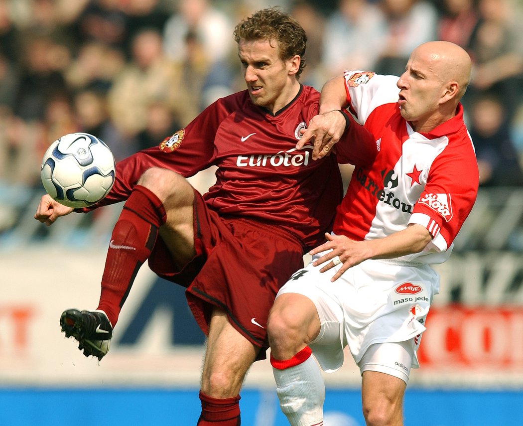 2003. Karel Poborský vedl Spartu do derby proti Slavii, za níž hrál také Patrik Gedeon.