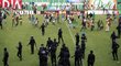 Slavící fanoušci Pobřeží Slonoviny po zápase vtrhli na hrací plochu