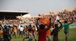 Příznivci Pobřeží Slonoviny po zápase svého týmu slavili na hřišti