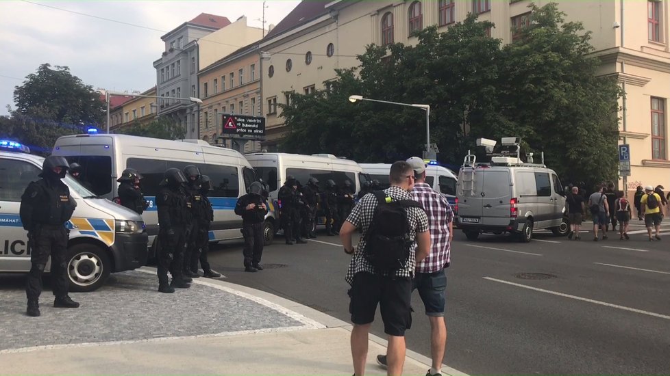 Pochod fotbalových fanoušků z Opavy na zápas se Spartou.