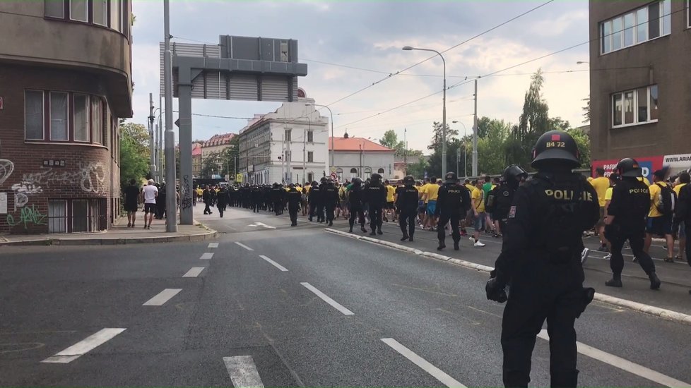 Pochod fotbalových fanoušků z Opavy na zápas se Spartou.